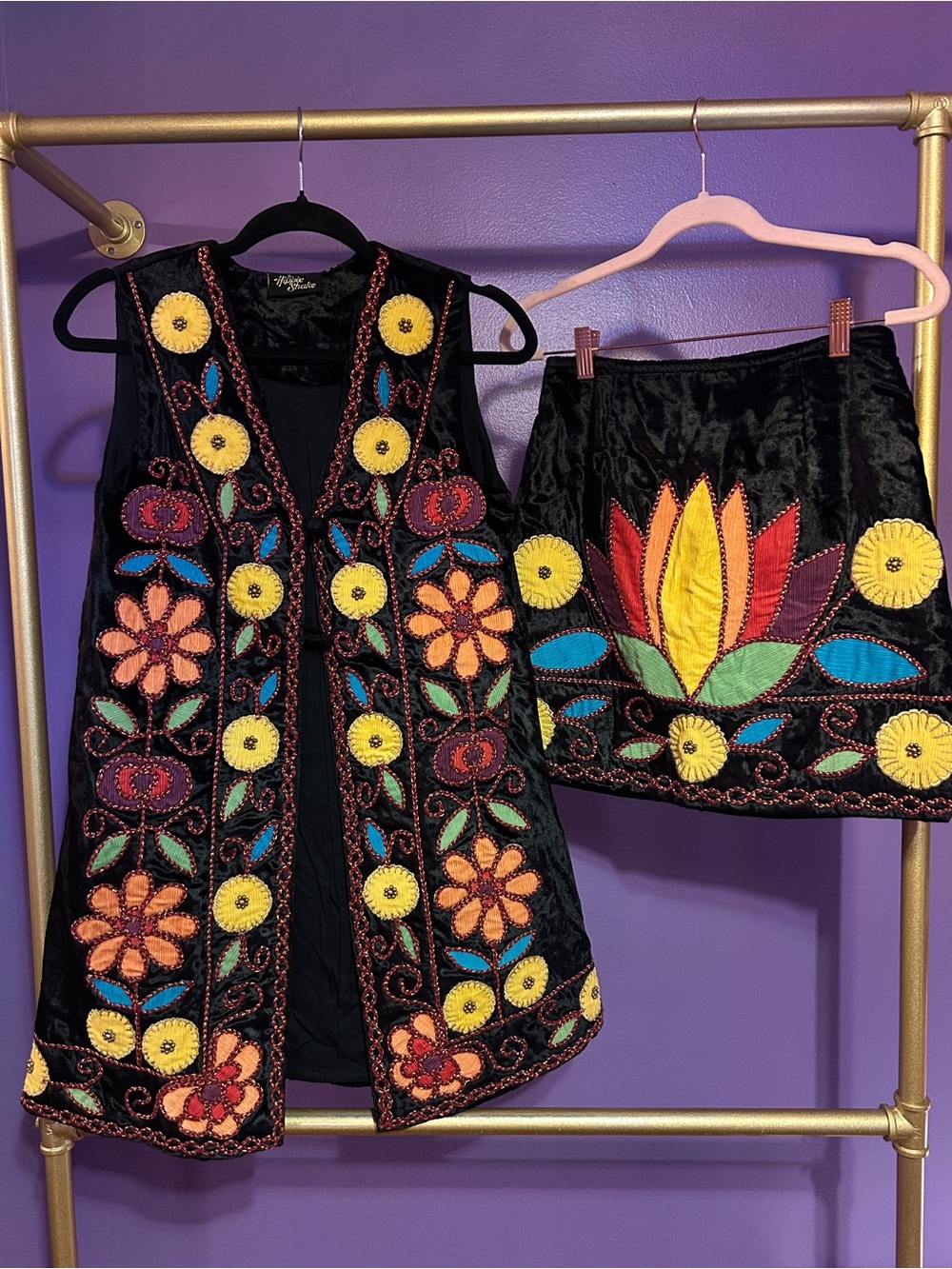 HIPPE SHAKE Vintage-Inspired Black Velvet Embroidered Skirt with Floral Appliqué